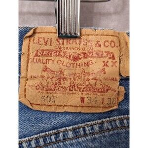 Vintage Levis 501XX Made In Columbia Button Fly Denim Jeans 90s Size 32 X 34